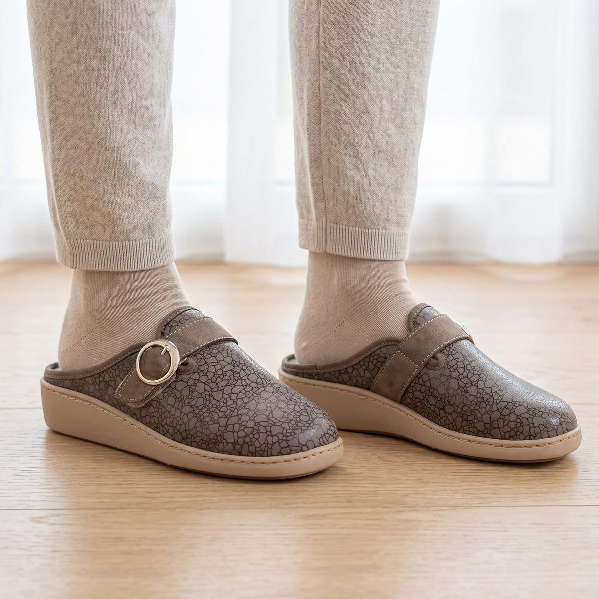 Ciabatte invernali da donna con velcro  regolabile e zeppa 4 cm - Art. 1646